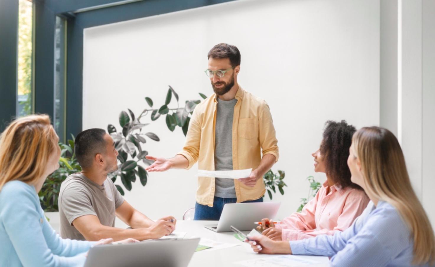Profesionales trabajando en análisis financiero colaborativo